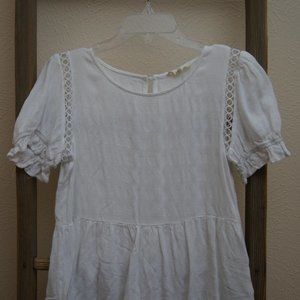 Sweet white short sleeve top; size S